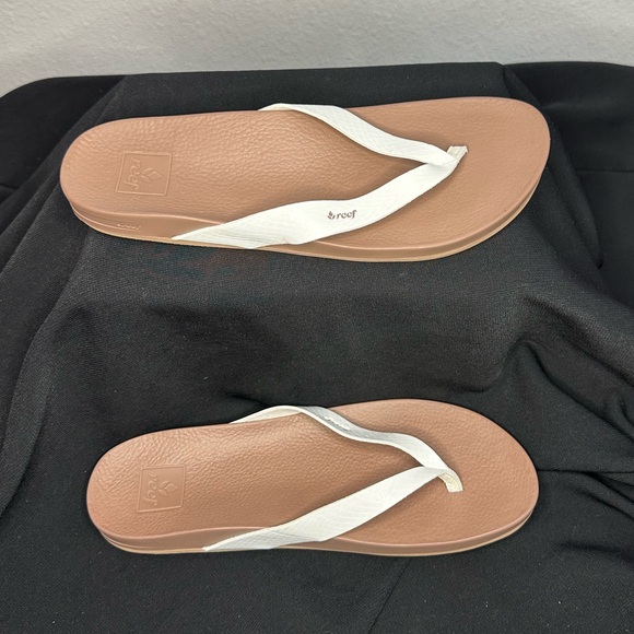 NWOT Reef sandals - Picture 2 of 7